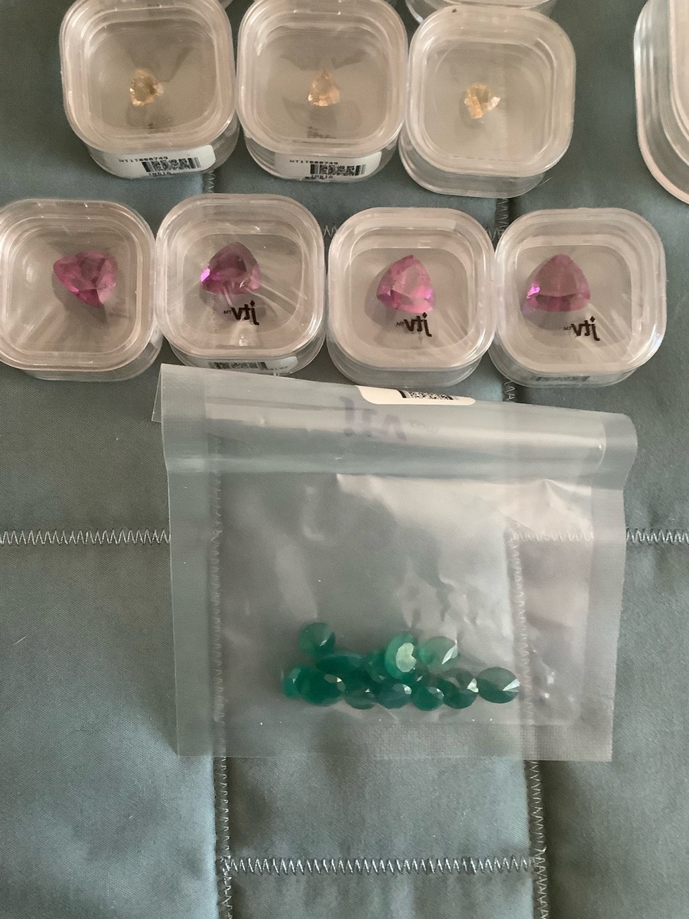 Large collection of 79 encased gemstones plus a bag of 13 jade stones. - Picture 5 of 7